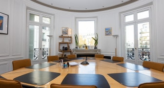 Sous location d’un grand bureau lumineux d’environ 16 M2 à Paris 7ème avec 3 postes (Meublé ou sans meuble)